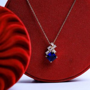 Distinctive Design Featuring A Gold Necklace With Dazzling Zircon Stones And An Eye-catching