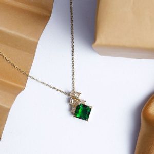 Distinctive Design Featuring A Gold Necklace With Dazzling Zircon Stones And An Eye-catching