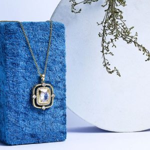 Luxurious Gold Necklace With Shimmering Zircon Stones And A Prominent Colorful Gem