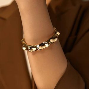 Wavy Circular Bracelet - Elegant & Innovative Design
