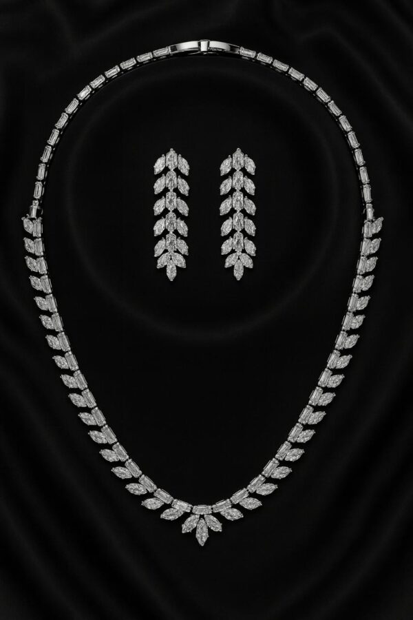 Luxury Women’s Zircon Leaf Pattern Jewelry Set – Elegant Layered Design
